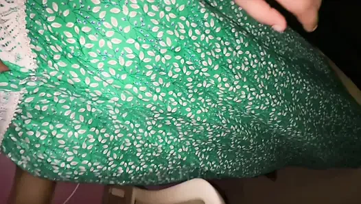 Arap üvey anne üvey oğluyla seks yaptıktan sonra tuvalete işiyor