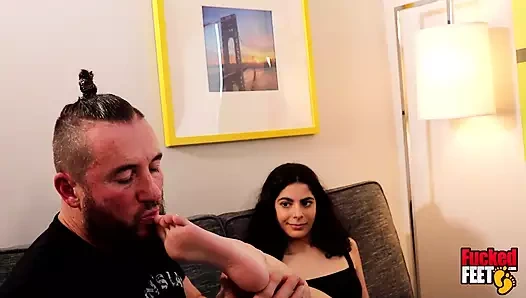 Spor ayakkabılı kız Angel Gostosa sapığın yumuşak ayaklarını sikmesine izin veriyor!