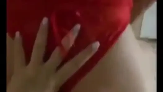 Arkadaşına dantelli külot koydu ve onu amıyla sikti... Deliği okşuyor