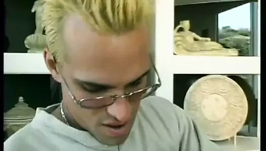 Azgın sikiş sürtük amını yalatırken göğüslerini ovuyor ve sonra sikişiyor