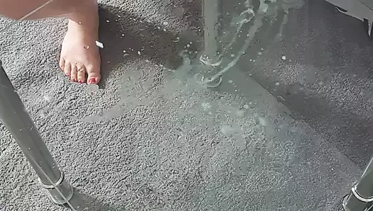 Cam masaya fışkırtıyor ve sonra tamamen yalıyor