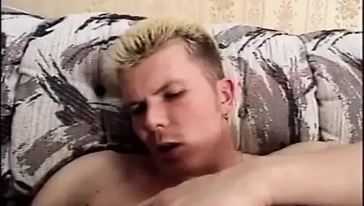 Siyah ve beyaz trans kadın anal sikiliyor... yüze boşalma