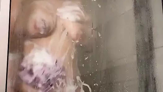 Tombul kız duş alıyor ve amıyla oynuyor