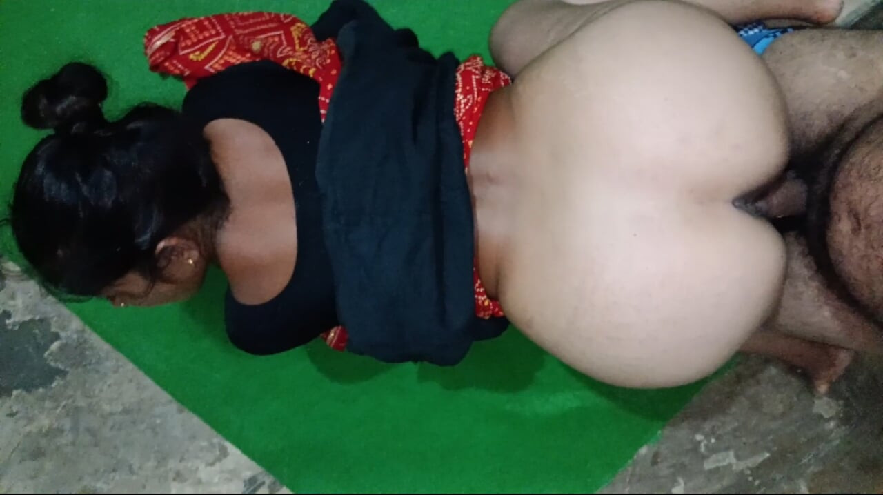 ससुर अपनी छोटी बहू को रात में झोपड़ी बनाकर पूरी रात छोड़ देते हैं, ससुर घोड़ा बनाते हैं और पूरी रात बहू को रगड़ते हैं, उनका बेटा बाहर है।