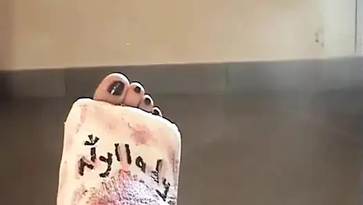 Uzun bacaklı ve... Yalınayak