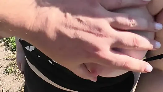 Dışarıda Göğüs Ve Kısa Penis Emmek
