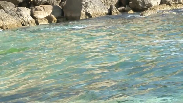 Sevgilisini memnun etmek için tatildeyken ona güzel ve ateşli bir video göndermeli