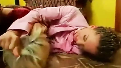 iki çekici fahişe kavga ediyor