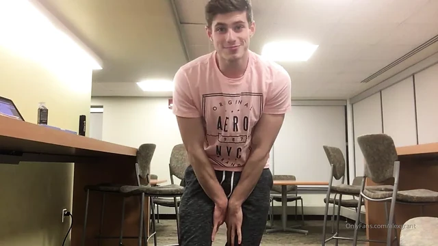 Студенческая спортсменка дрочит в общем рано утром