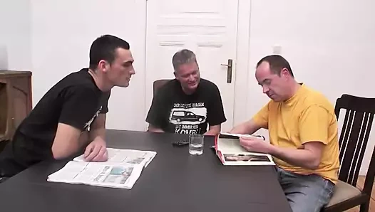 Karanlık saçlı Alman bayan gets çarptım tarafından üç yüklü musluklar