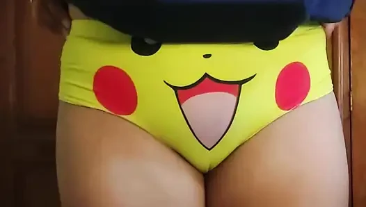 Pikachu külotum altında sana bir sürprizim var