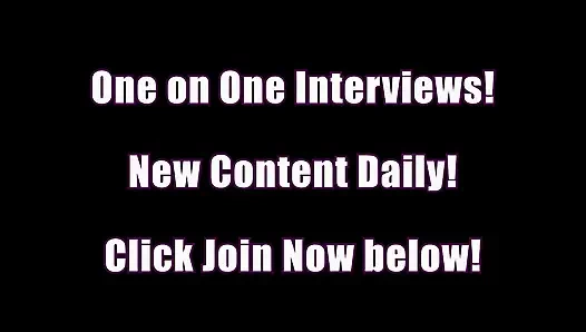 Rebecca Vanguard Hitachi değneğini çıkarıyor ve sert ve yüksek sesle klitoris orgazmı yaşıyor.