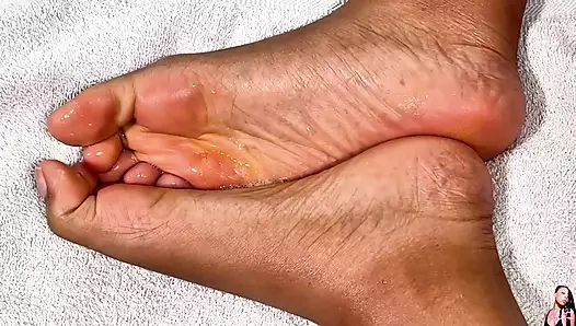 Orta yaşlı seksi kadın tapmanız için ayaklarına tükürüyor