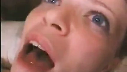 Küçük beyaz civciv n siyah canavarlar tarafından fra1