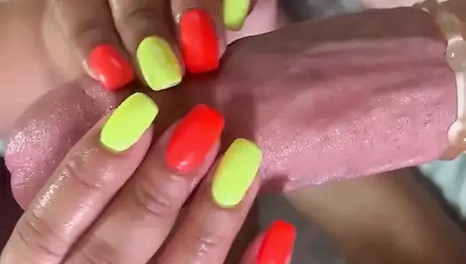 Neon sert bir yarağı azdırıyor ve boşaltıyor