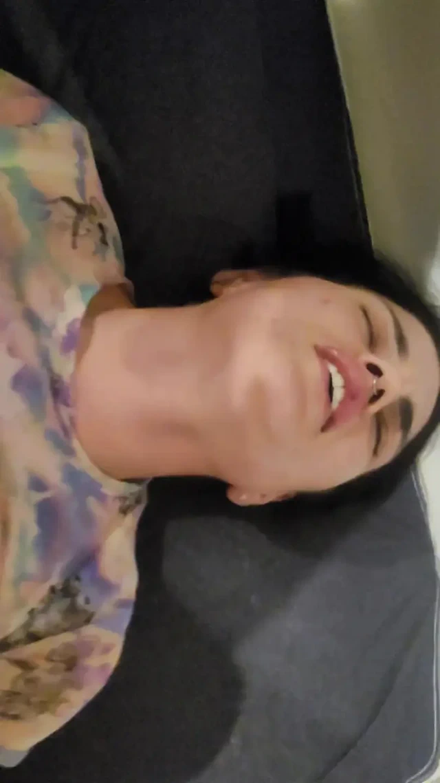 Üvey kız kardeşimi sikiyorum ve parmakliyorum, onu çoklu orgazm ediyorum