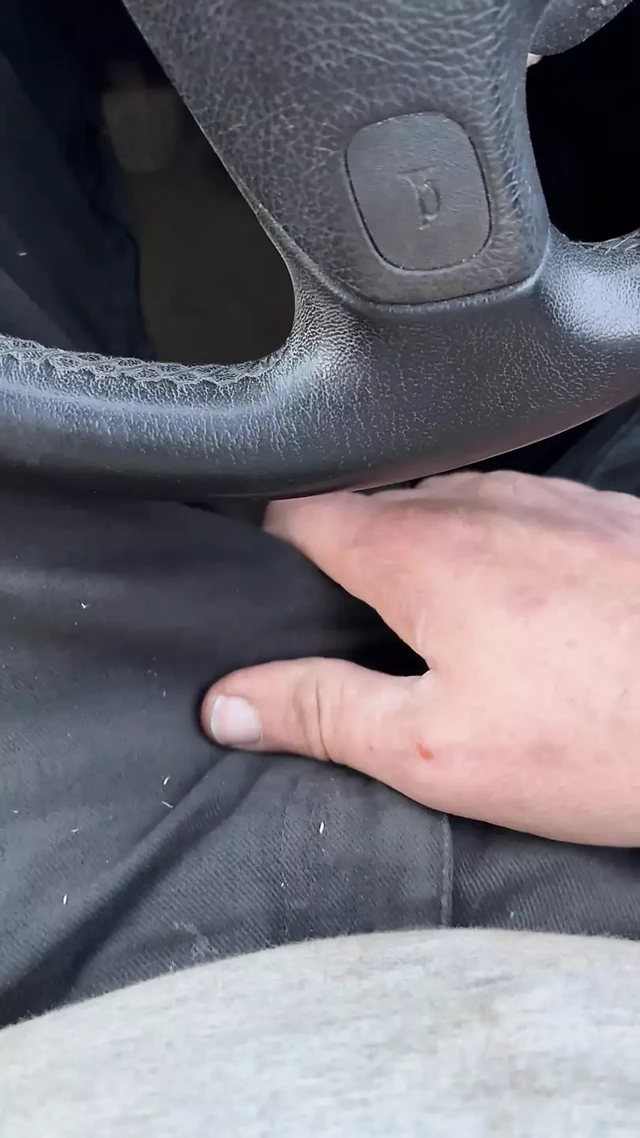 Arabada mastürbasyon yapıyor