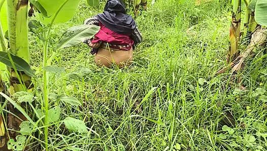 Komşumu muz tarlasına götürdüm ve ona sarıldım ve sikişmeye başladım