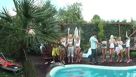 Havuz partisi emme, üçlü sikiş ve grup sikişi ile dolu