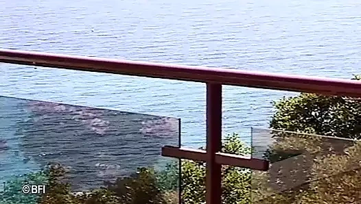 Orta yaşlı seksi kadın açık havada puro içiyor