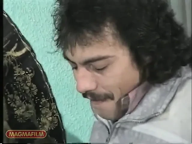 Sokaktan Retro Küçük Gözlüklü ve Kısa Sarı Saçlı