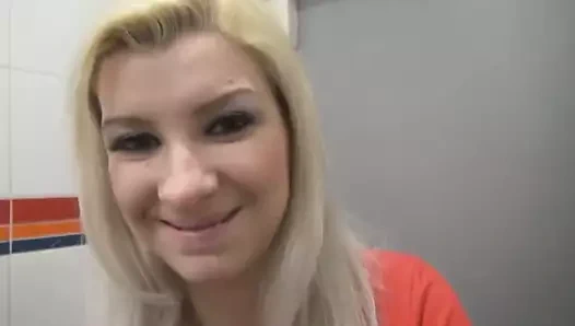 Ostblock-Schlampe fickt bei Douglas!