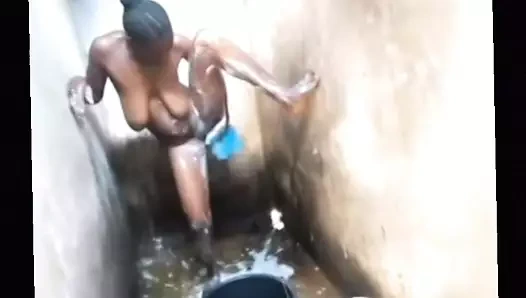 Afrikalı kadınla Afrikalı duş