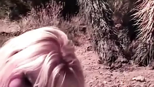 Nefes kesen sarışın orta yaşlı seksi kadın hiçliğin ortasında sikiliyor