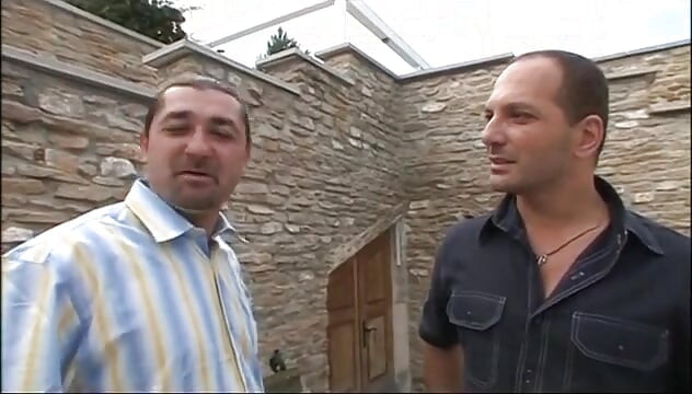 Büyük memeli çarpıcı kaltak çifte sikiliyor ve dölleniyor