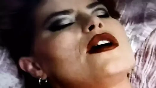 Kira kırmızı mastürbasyon