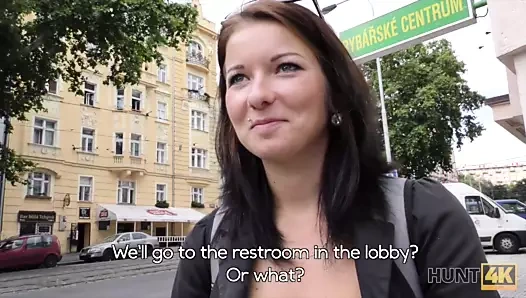 Zavallı adam onu ​​nakit için aldatan seksi kız arkadaşı izliyor