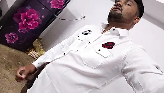 Üvey erkek kardeşi mastürbasyon yapıyor, yenge oğlanı gördü ve yenge üvey erkek kardeşinin penisini zevkle sallıyor.