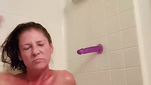 Orta yaşlı seksi kadın küvette dildo sikişi
