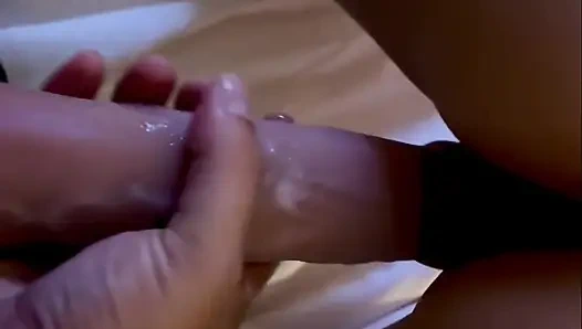 Evli kadın büyük yarağı alıyor ve amını gerdiriyor