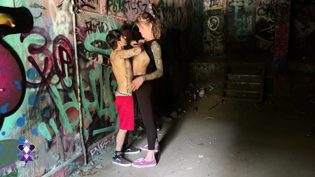 Trans kız terk edilmiş bir binada trans bir adamla sikişirken yakalandı