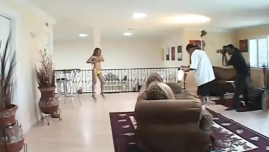 Güzel büyük memeli Asyalı bebek büyük siyah yarakla sikiliyor