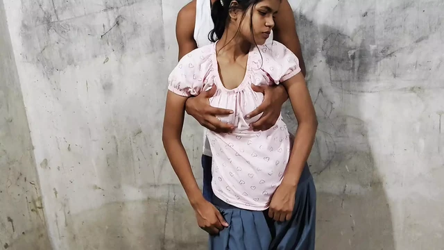 Дези подруга делает минет и жесткий трах от бойфренда раком.