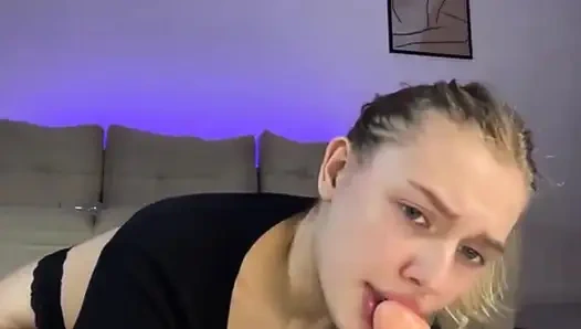 Jucielussie Kama Sutra poz vermeye ve emiyor