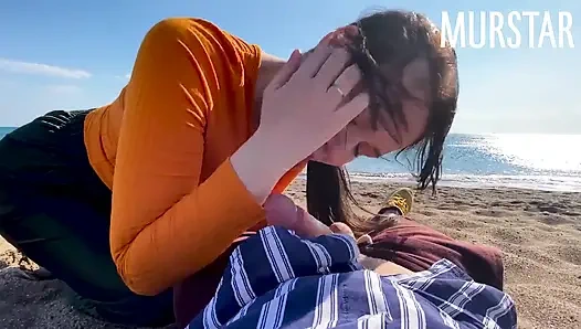 Kaltak interaktif bir oyuncak tarafından heyecanlandı ve plajda emildi || Murstar