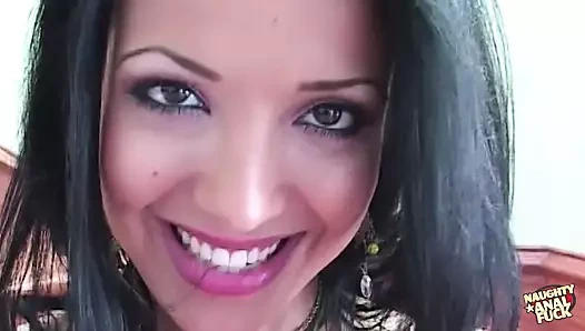 Güzel memeli ince neautifull esmer gerçek şeye girmeden önce oyuncaklarla oynuyor