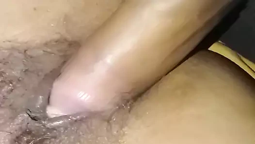 Hintli teyze kocasının kıllı sıkı amcığını sikiyor
