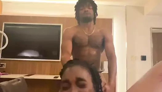 Beni sikiyor, vibratörü klitorisinde tutamayacak kadar iyi