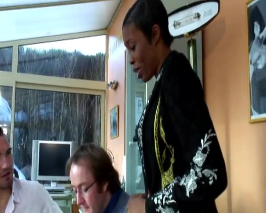 İyi görünümlü Fransız genç kız ilk kez grup seks yapıyor