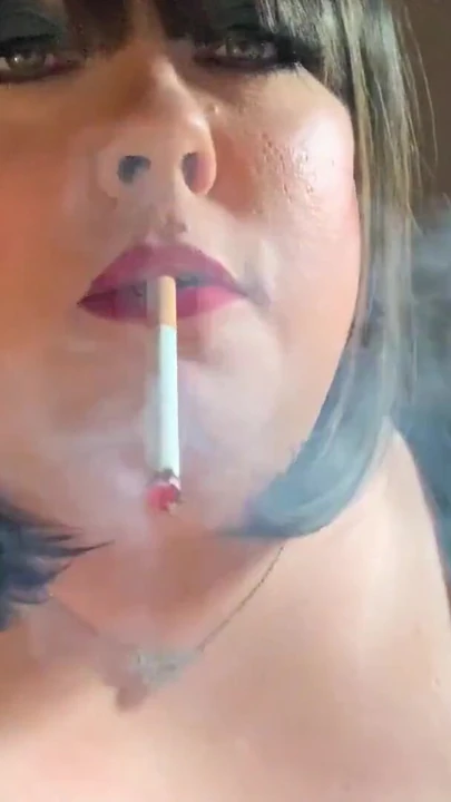 Захватывающий момент из "Толстушка Tina Snua цепь курит сигареты с выдыхающими носом"