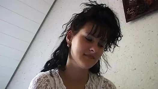 Une petite brune aux seins caresse sa chatte poilue