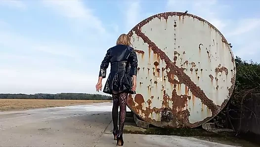 Travesti çiftlikte PVC ile oynuyor