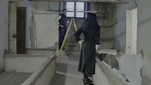 Рабочий уничтожает задницу монахини в монастыре
