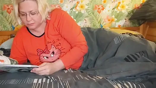 Yalnız üvey oğul üvey annesini sikişmesi için baştan çıkarıyor