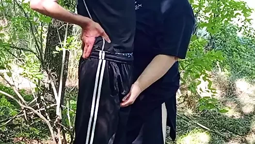 Parkta bir komşu gördüm ve onu ağzından sikti