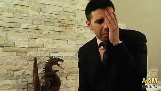 Olgun bir kadın evinde bir sigorta satıcısını sikiyor